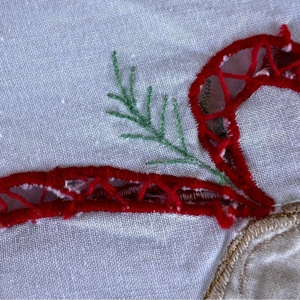 VTG Santa Reindeer Embroidered Tablecloth Scallop Edge Kitschy Retro Christmas